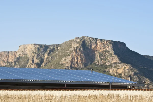 山の中の太陽電池パネルのビュー — ストック写真