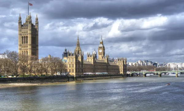 Husen i parlamentet och big ben med Themsen — Stockfoto