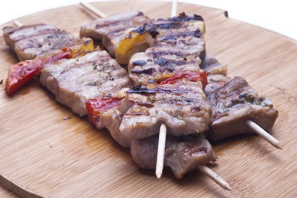 Spiedino di carne misto su legno — Foto Stock