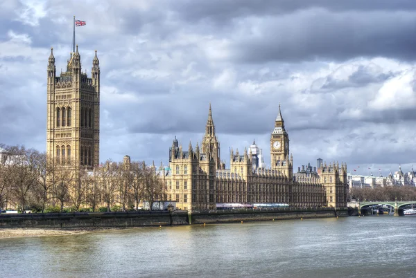 Houses of Parliament and big ben with Thames river — Stock Photo, Image