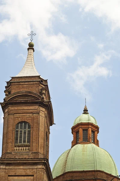 Dome in de buurt asinelli tower in bologna — Stockfoto