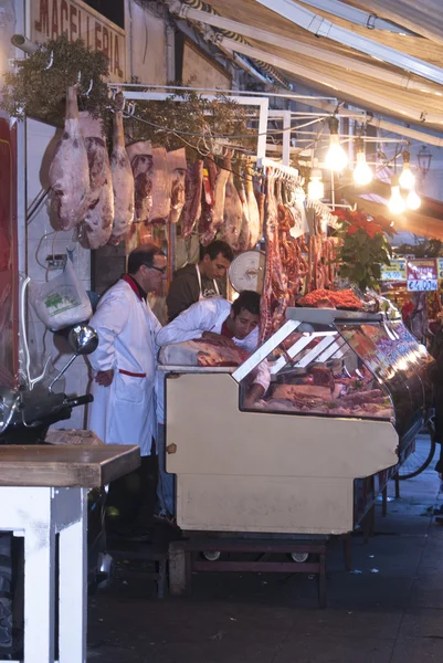 Slaktare säljer kött på den lokala marknaden i palermo — Stockfoto