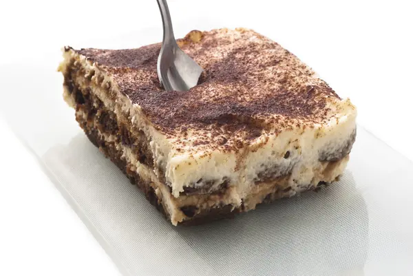 Sobremesa tiramisu isolado em branco — Fotografia de Stock