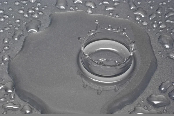 A water drop forms a crown — Stock Photo, Image