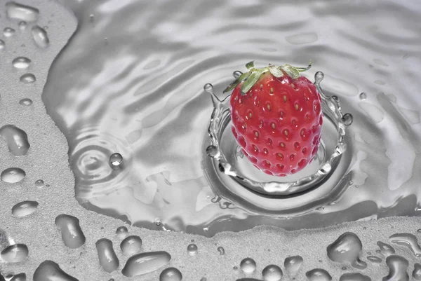 Strawberry falling into water — Stock Photo, Image