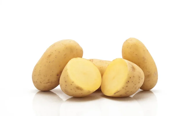 Młode ziemniaki na białym tle — Zdjęcie stockowe