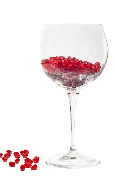 Świeże ziarna granatu w kieliszek do wina — Zdjęcie stockowe