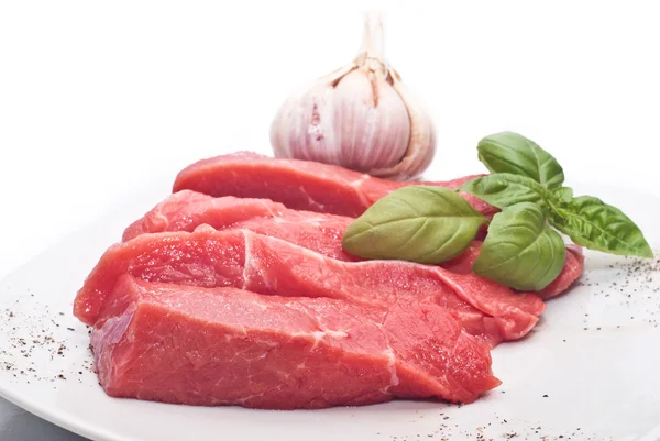 Carne cruda sobre blanco — Foto de Stock