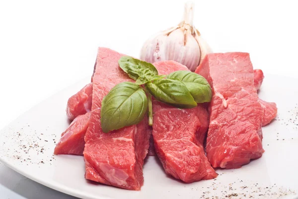 Carne cruda sobre blanco — Foto de Stock