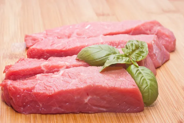 Carne de vită brută pe placa de tăiere — Fotografie, imagine de stoc