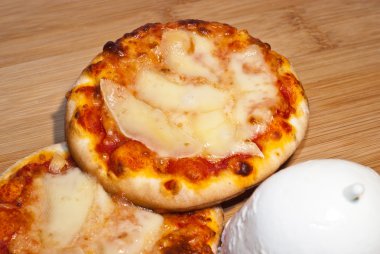 mini pizza met mozzarella