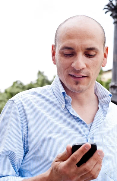 Empresario hablando por celular al aire libre — Foto de Stock