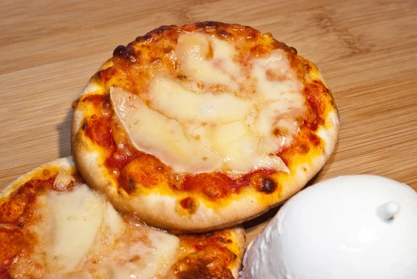 Mini-Pizza mit Mozzarella — Stockfoto