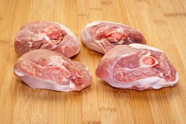 ahşap tahta üzerinde ham ossobuco