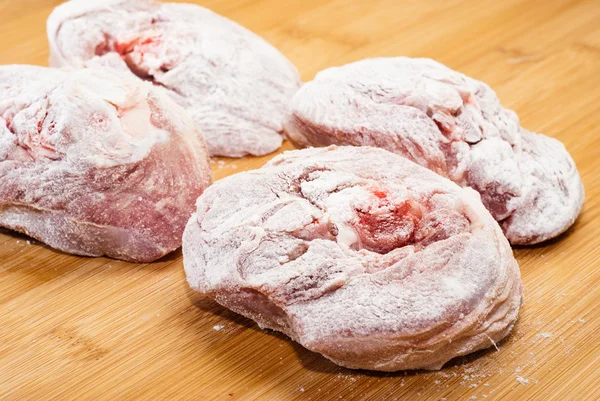 Harina de ossobuco sobre tabla de madera — Foto de Stock