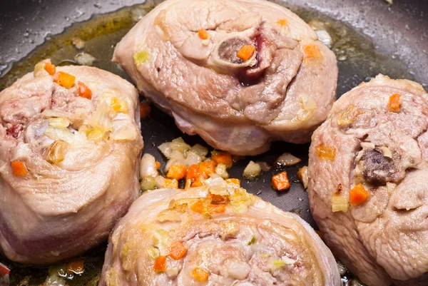 Serpenyőben főzés borjúhús csülök — Stock Fotó