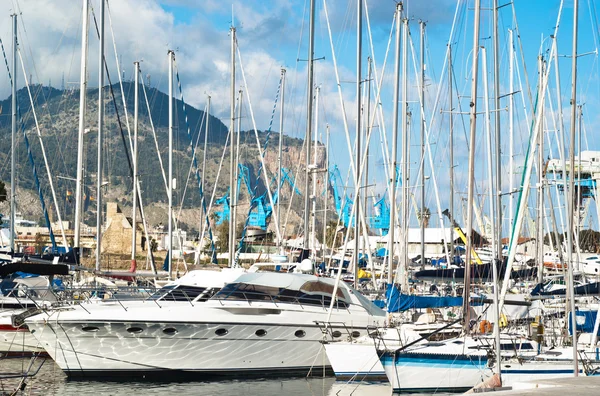 Yachter och båtar i gamla hamnen i palermo — Stockfoto