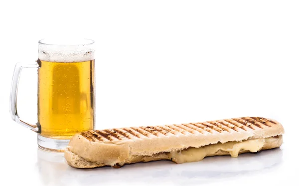 Sandwich und Bier — Stockfoto