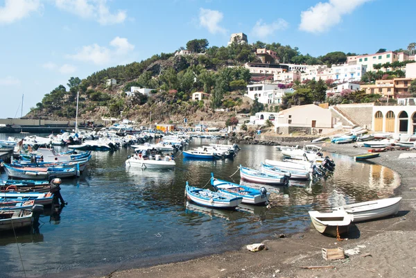 Porto nell 'isola di Ustica, Sicilia — Foto Stock