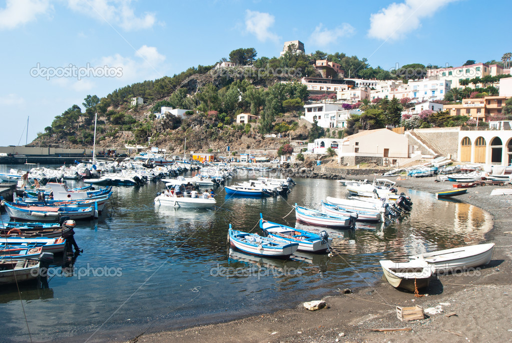 Hafen in ustica insel, sizilien — Stockfoto © gandolfos ...