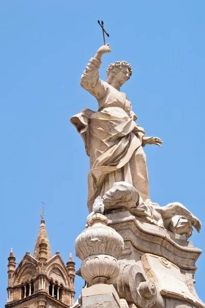 Άγαλμα του santa rosalia δίπλα από τον καθεδρικό ναό του Παλέρμο — Φωτογραφία Αρχείου