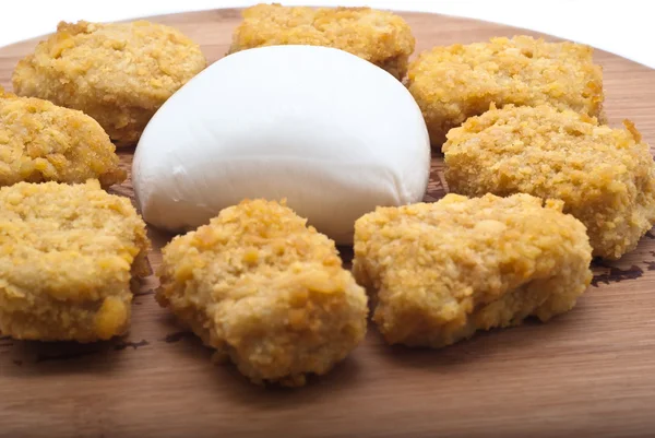 Nuggets de pollo frito y queso mozzarella —  Fotos de Stock