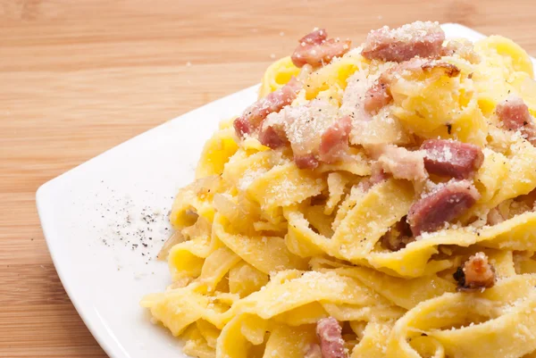 Makarna carbonara yumurta pastırma ve parmesan ile — Stok fotoğraf