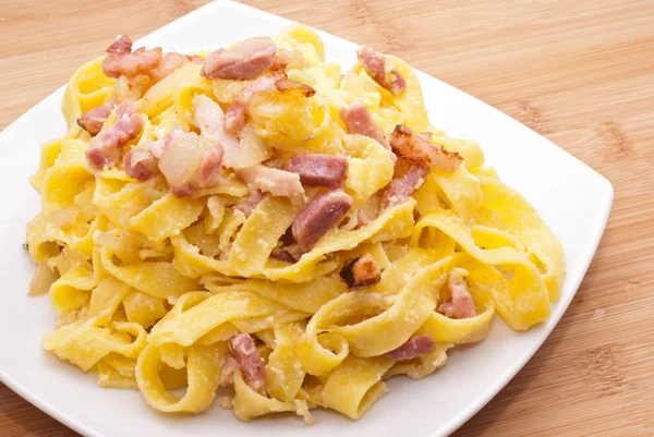 Pasta Carbonara con huevos tocino y parmesano —  Fotos de Stock