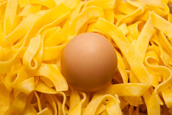 Homemade egg pasta on a cutting board — Stock Photo, Image