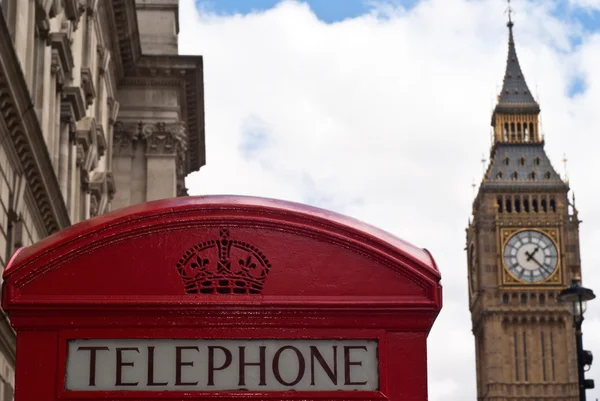 Czerwony telefon pole i big Bena w Londynie — Zdjęcie stockowe