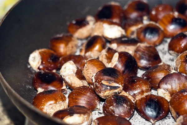 Freshly roasting chestnut — Stock Photo, Image