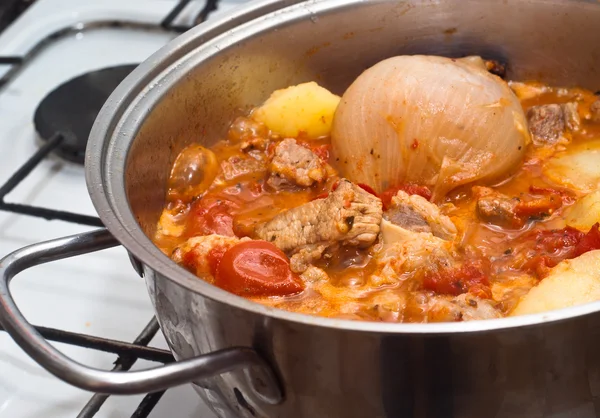 Estofado de carne en la olla —  Fotos de Stock