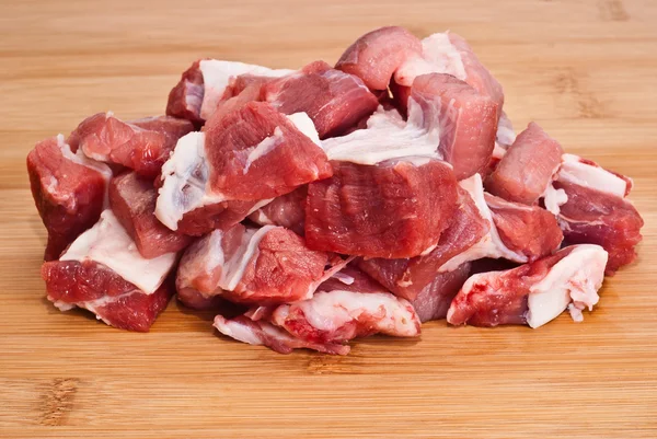 Carne cruda sobre tabla de madera — Foto de Stock