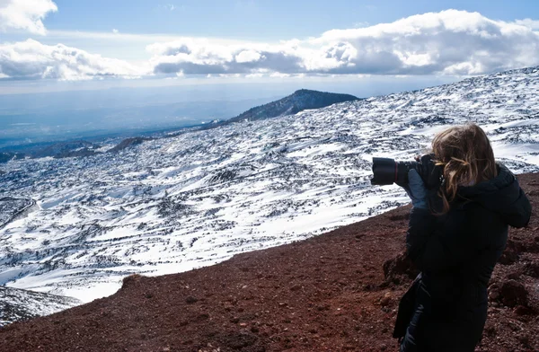 Tyttö keskittyä lumi vuoristo maisemia — kuvapankkivalokuva