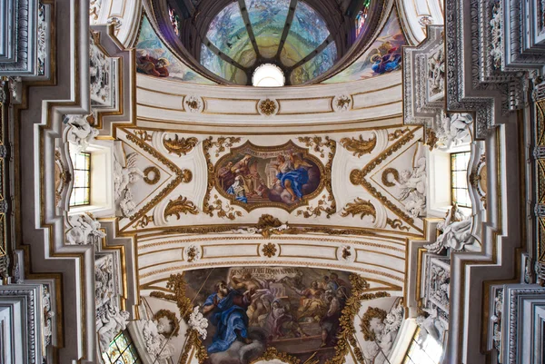 Koepel en plafond van kerk la chiesa del Gesù of casa professa — Stockfoto