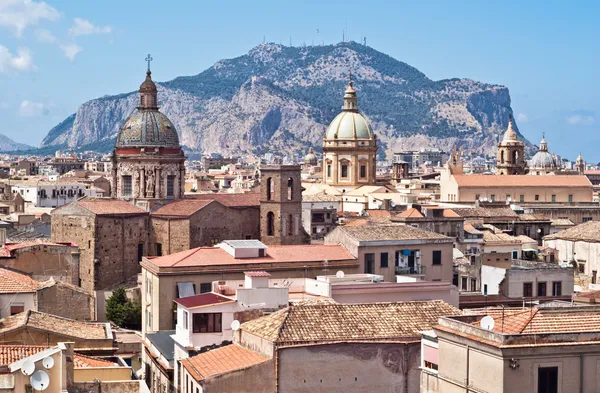 Vista de Palermo con casas antiguas y monumentos — Foto de Stock