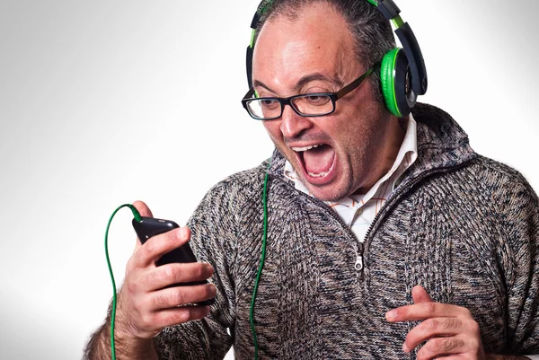 Homme écouter de la musique sur les écouteurs et crier à haute voix — Photo