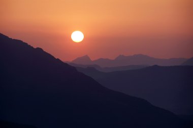 Sunset mountain yukarıda