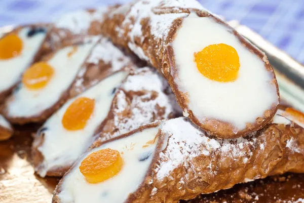 Cannoli siciliano. típico dulce siciliano — Foto de Stock