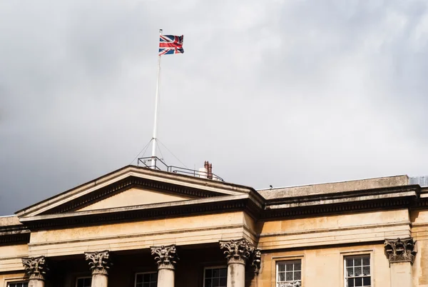 London palace with flag — Stock Photo, Image