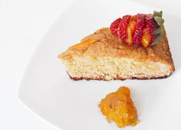 Oranje cake met aardbei — Stockfoto