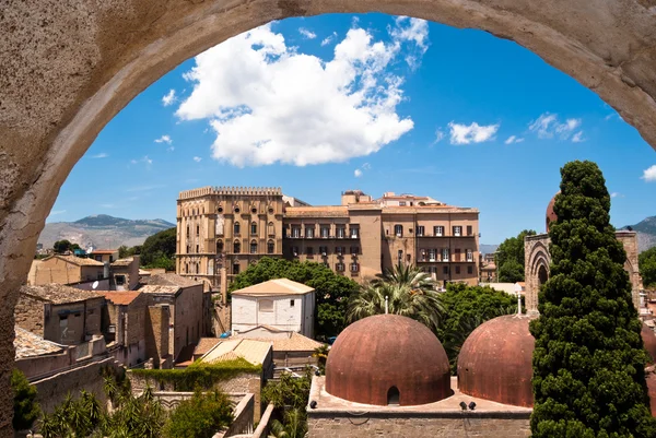 Norman palácio e San Giovanni Eremiti cúpulas em Palermo — Fotografia de Stock