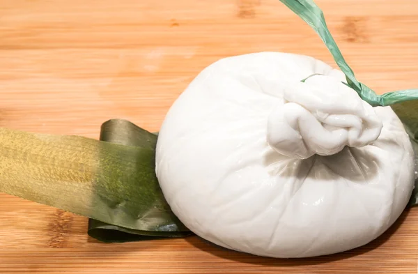 Burrata。新鲜的意大利莫扎里拉奶酪 — 图库照片