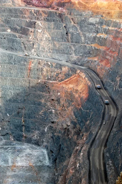 Lastbilar i super pit guldgruva Australien — Stock fotografie