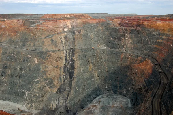 Lastbilar i super pit guldgruva Australien — Stockfoto