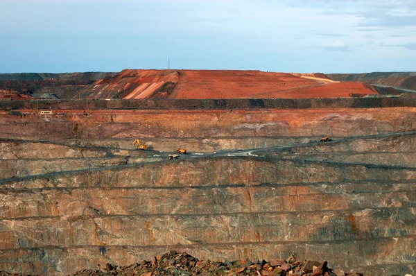 Lastbilar i super pit guldgruva Australien — Stock fotografie