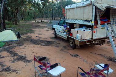 Avustralya ormanda kamp