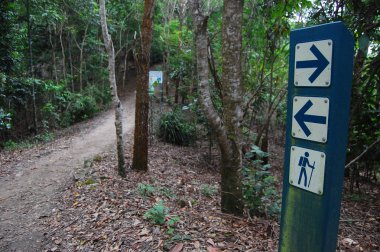 yürüyüş üzerinde işaretleri takip