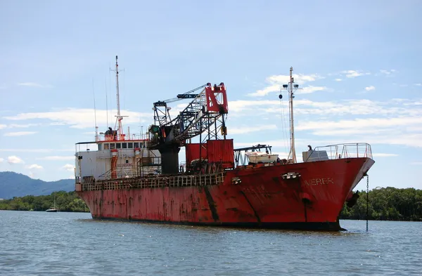Opuszczony statek czerwony w rzece — Zdjęcie stockowe