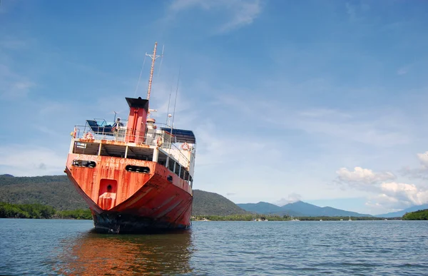 Barco rojo abandonado en el río —  Fotos de Stock